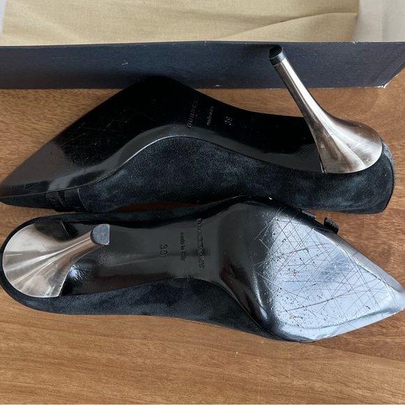 Burberry Black Suede Pumps with Logo Buckle Trim - Size 39 - Picture 8 of 9